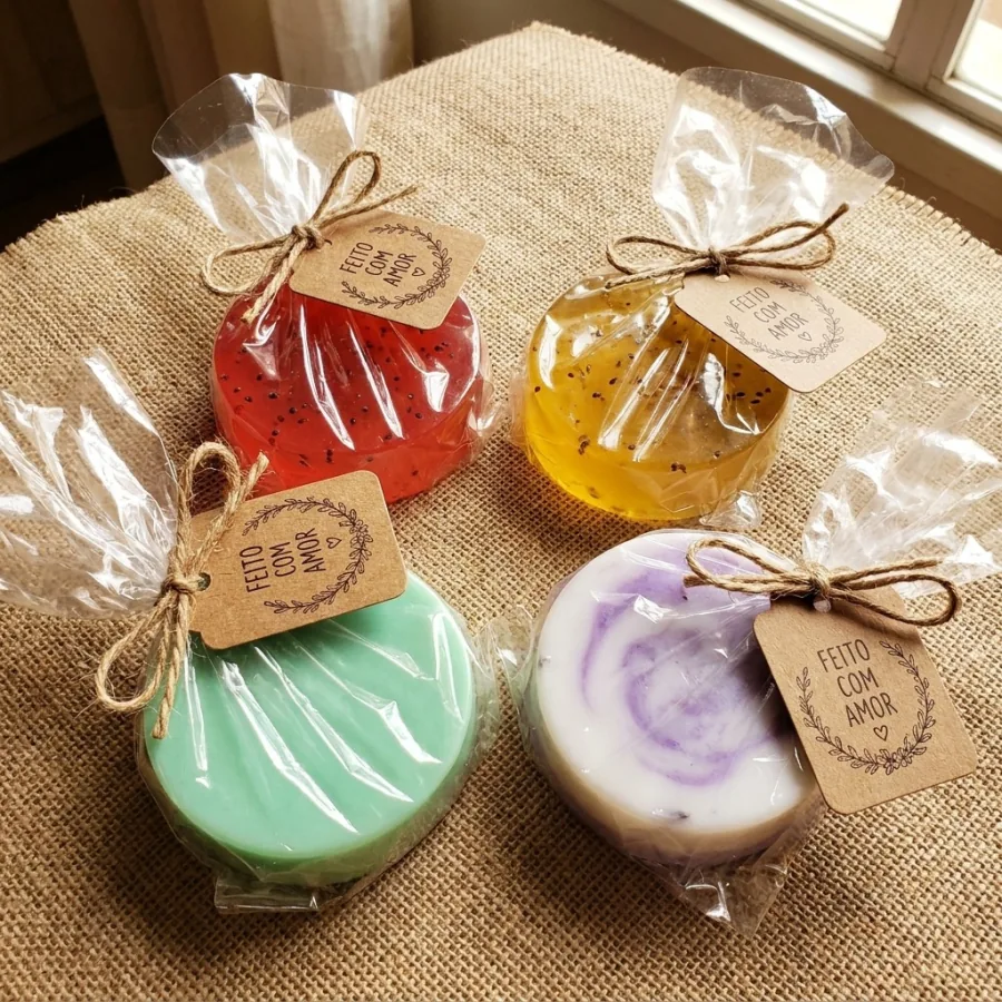 Sabonetes artesanais da Alice embalados para envio